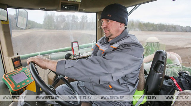Тракторист ОАО "Журавлиное" Виталий Козодой сеет многолетние травы