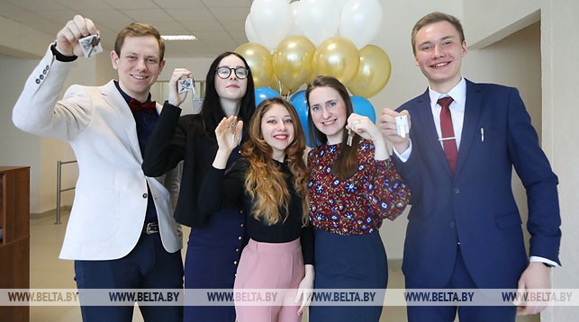 Студенты Белорусской государственной академии музыки с ключами от комнат