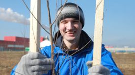 Михаил Шкумаев во время высадки деревьев