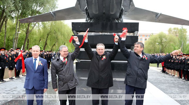 Во время открытия памятного знака с бомбардировщиком Су-24