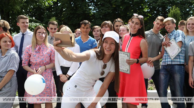 Дарья Домрачева фотографируется с учащимися колледжа