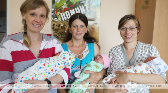 Мамы Наталия Немиро, Ксения Щуко и Галина Малявко со своими девочками