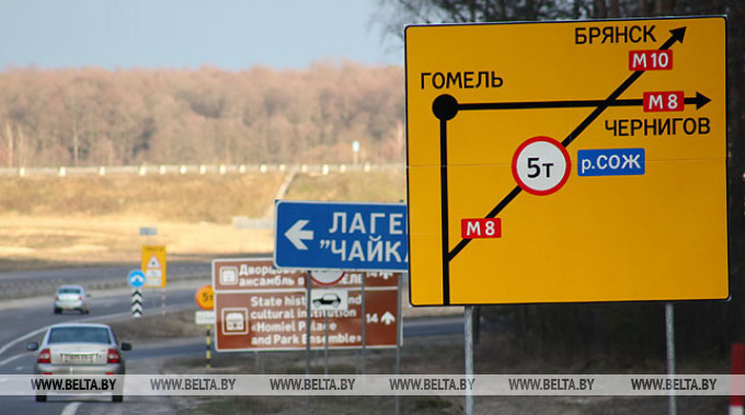 Дорожные знаки и схемы, информирующие водителей. Фото из архива