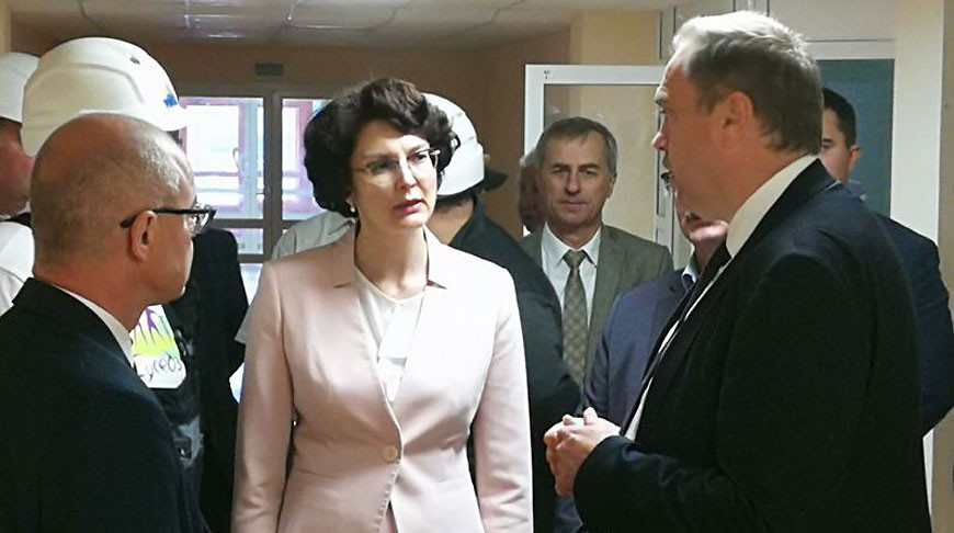 Владимир Караник во время посещения новой больницы в Островце. Фото Министерства здравоохранения