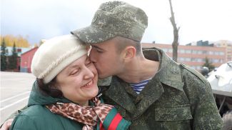 Рядовой Илья Воробъев с мамой
