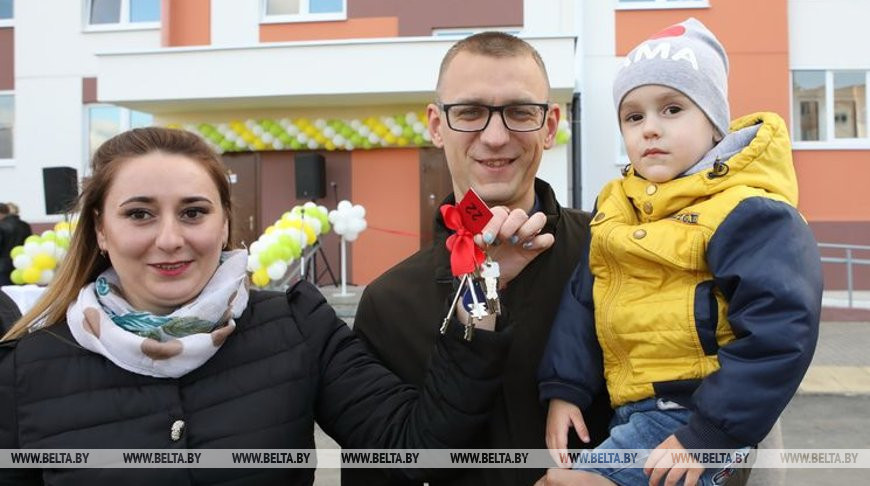 Новоселы Александр и Татьяна Шаранда с сыном Макаром