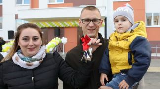 Новоселы Александр и Татьяна Шаранда с сыном Макаром