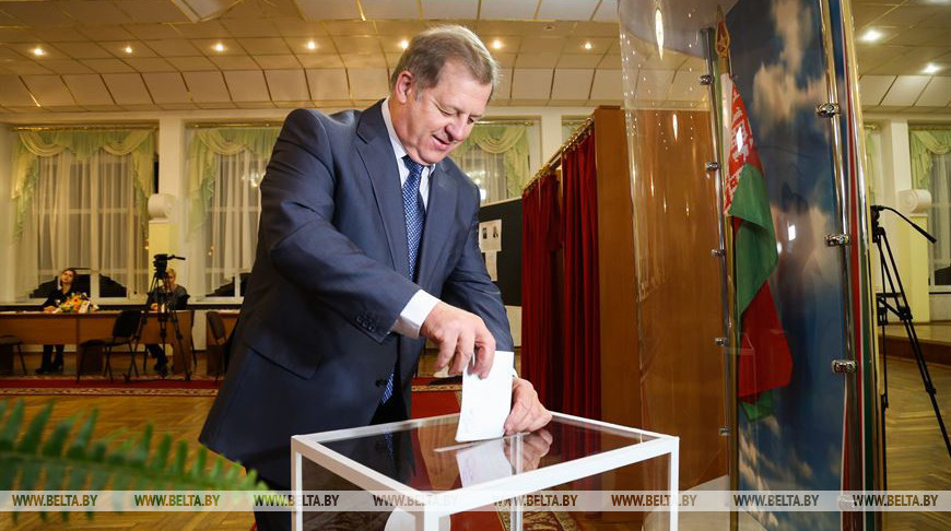 Анатолий Лис во время голосования