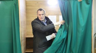 Анатолий Исаченко во время голосования