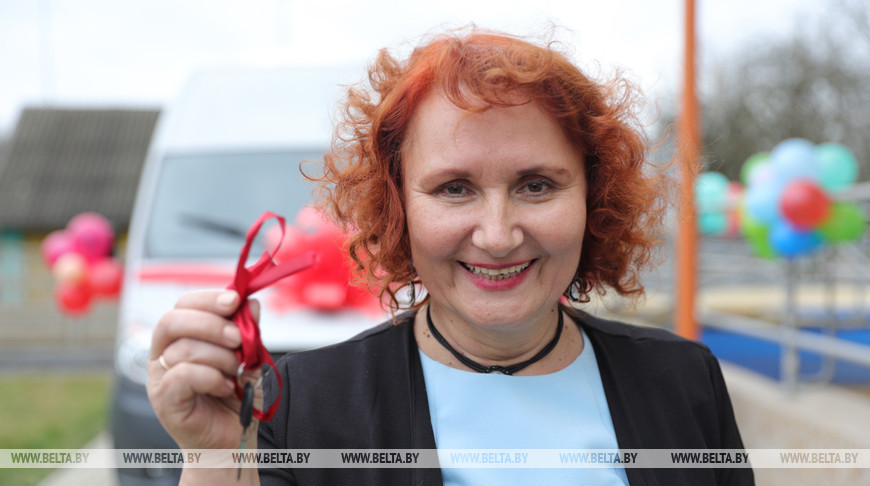 Директор центра Марина Павлович с ключами от нового микроавтобуса