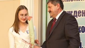 Геннадий Соловей вручает премию Анастасии Батовой
