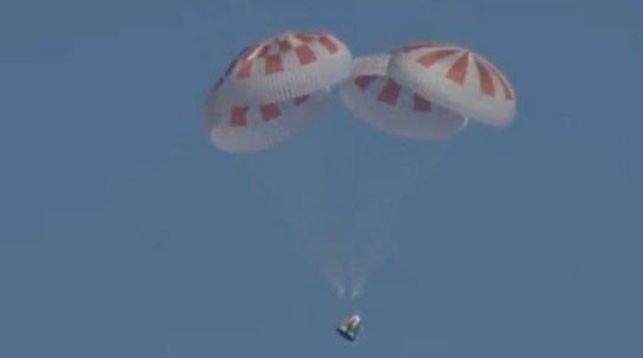 Приближаясь к поверхности Атлантического океана, капсула SpaceX Dragon выпустила парашюты, чтобы смягчить посадку. Фото NASA