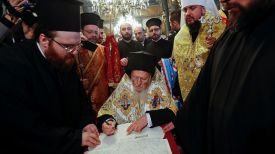 Патриарх Константинопольский Варфоломей (в центре). Фото Reuters