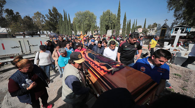 Похороны жертв взрыва и пожара на трубопроводе в районе Тлауэлильпан, Мексика. Фото Getty Images