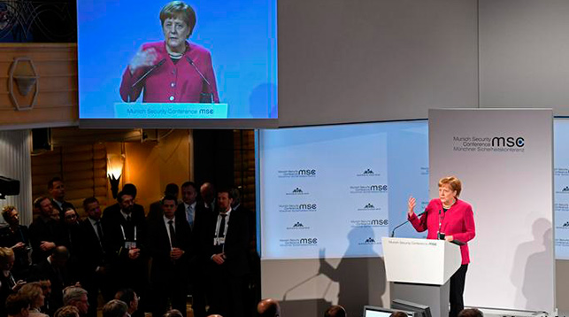 Ангела Меркель выступает на Мюнхенской конференции. Фото   Reuters  