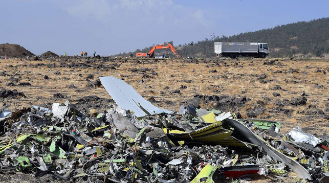 На месте крушения Boeing 737 авиакомпании Ethiopian Airlines. Фото   EPA  