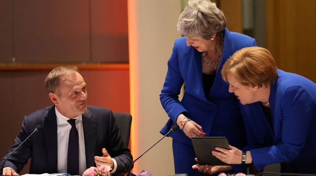 Дональд Туск, Тэреза Мэй и Ангела Меркель во время заседания в Брюсселе. Фото   Reuters  