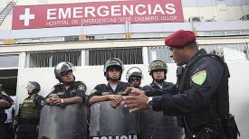 Полиция охраняет больницу, куда привезли Алана Гарсию. Фото AP