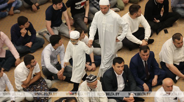 Во время праздничного богослужения в Минской Соборной мечети