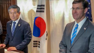 Министр обороны США Марк Эспер на совместной пресс-конференции с главой оборонного ведомства Южной Кореи Чон Ген Ду. Фото AP