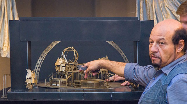Миклош Габор Кереньи показывает макет декораций. Фото Национального академического Большого театра оперы и балета Беларуси