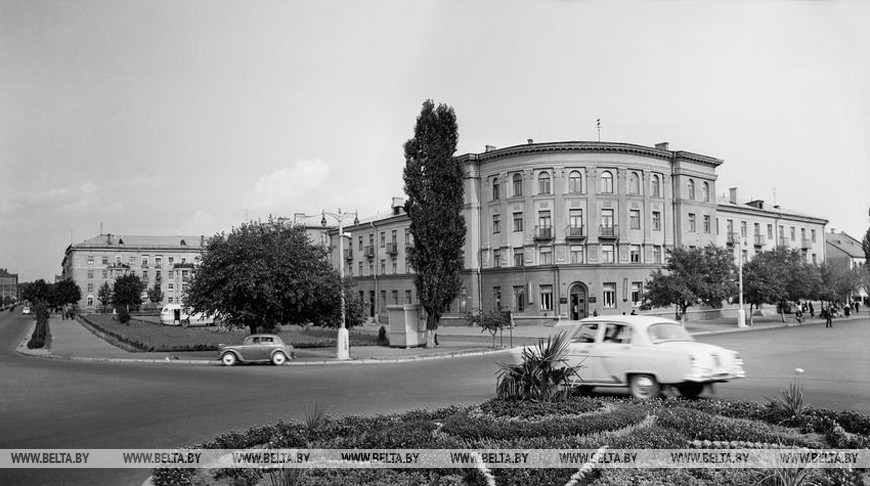 Гостиница "Буг" и новые жилые дома на улице Орджоникидзе в Бресте, сентябрь 1961 г.