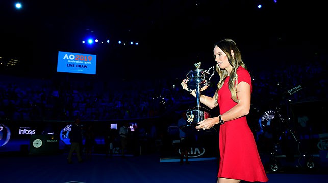 Прошлогодняя победительница открытого чемпионата Австралии Каролин Возняцки во время жеребьевки. Фото официального сайта Australian Open