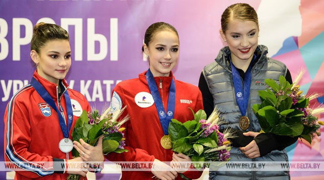 Софья Самодурова (Россия), Алина Загитова (Россия) и Алексия Паганини (Швейцария)