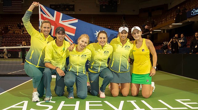 Австралийские теннисистки празднуют выход в полуфинал Кубка Федераций. Фото официального сайта турнира