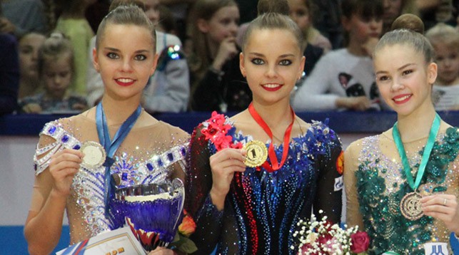 Анастасия Салос (справа). Фото Федерации художественной гимнастики России