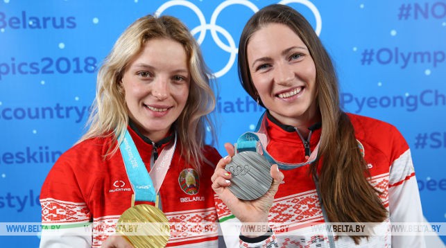 Анна Гуськова и Дарья Домрачева с олимпийскими медалями Пхенчхана