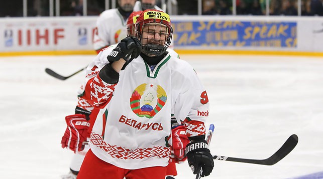 Евгений Оксентюк празднует победу над чешскими хоккеистами. Фото IIHF