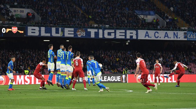 Александр Ляказетт поражает ворота "Наполи" со штрафного. Фото официального twitter-аккаунта "Арсенала"