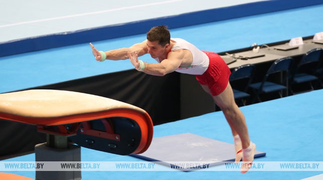 Егор Шарамков во время опорного прыжка