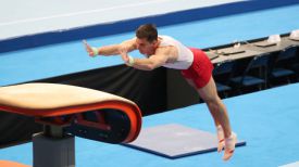 Егор Шарамков во время опорного прыжка