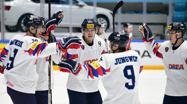 Хоккеисты Республики Корея рады победе. Фото IIHF