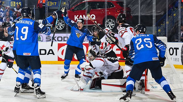 Во время матча Канада - Финляндия. Фото IIHF