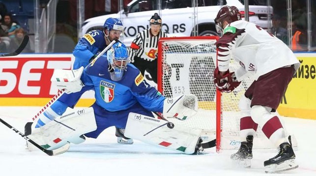 Во время матча Италия - Латвия. Фото IIHF