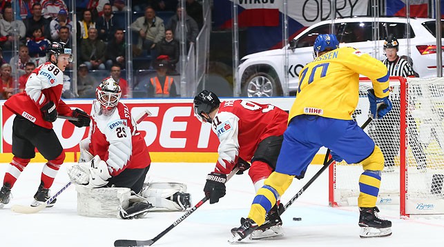 Во время матча Швеция - Австрия. Фото IIHF