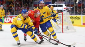 Во время матча Россия - Швеция. Фото IIHF