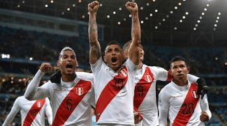 Футболисты сборной Перу счастливы. Фото организаторов турнира