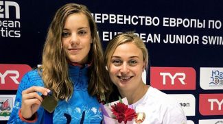 Анастасия Шкурдай (слева). Фото Белорусской федерации плавания