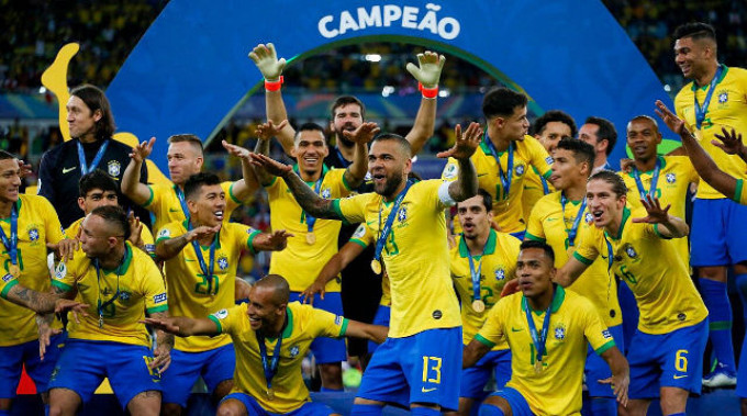 Бразильские футболисты рады победе. Фото организаторов турнира