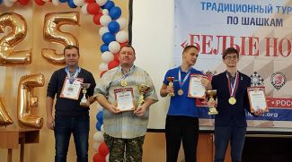 Евгений Кондраченко (второй слева). Фото Международной федерации шашек