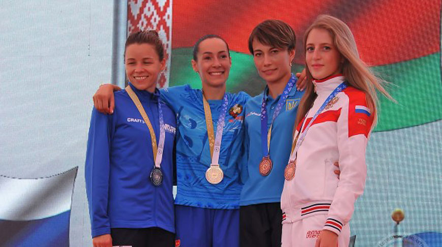 Алена Лешкевич (вторая слева). Фото Международной федерации тайского бокса