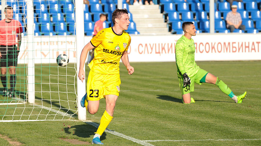 Юрий Ковалев отмечает очередной забитый мяч. Фото ФК "Шахтер"
