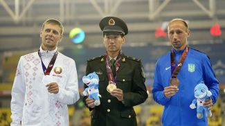 Дмитрий Дюбин, Цинь Ван и Сергей Будза. Фото Синьхуа - БЕЛТА