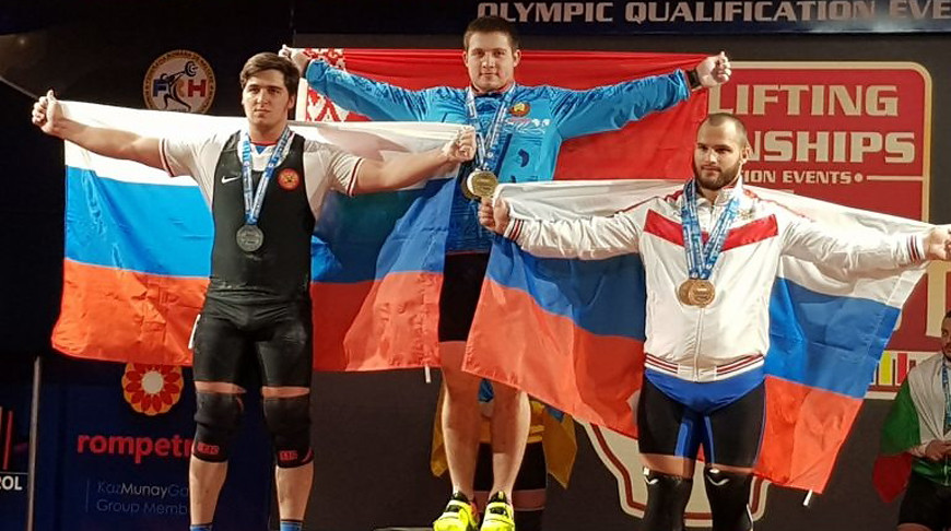 Андрей Орленок (в центре). Фото weightlifting.by