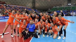 Ликование нидерландских гандболисток. Фото NLteam Handball