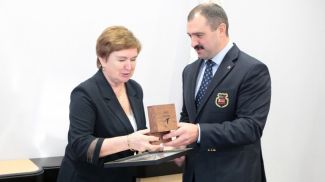 Антонина Кошель и первый вице-президент Национального олимпийского комитета Виктор Лукашенко. Фото НОК Беларуси